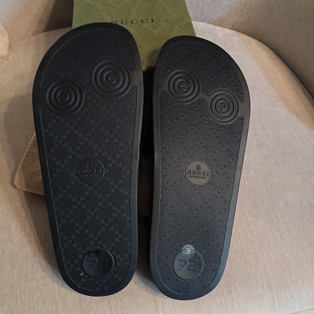 Gucci Pursuit Cat Leather Pool Slide